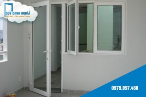 cua nhua loi thep - cua di mo quay 1 canh 1