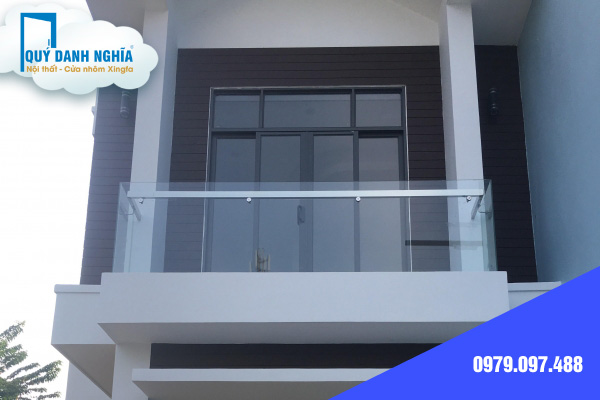 lan can kinh ban cong tai Da Nang 1