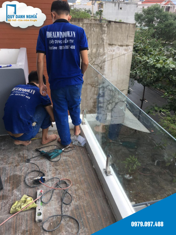 lan can kinh ban cong tai Da Nang 2