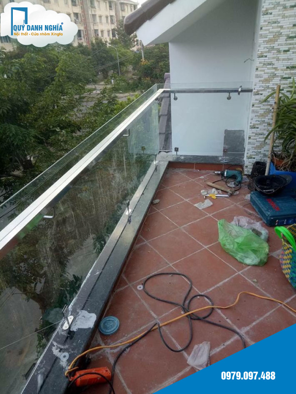 lan can kinh ban cong tai Da Nang 5