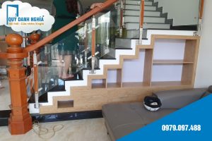 tu trang tri chan cau thang 3