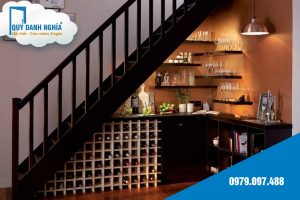 tu ruou chan cau thang 1