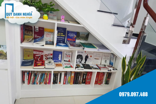 tu sach chan cau thang 4